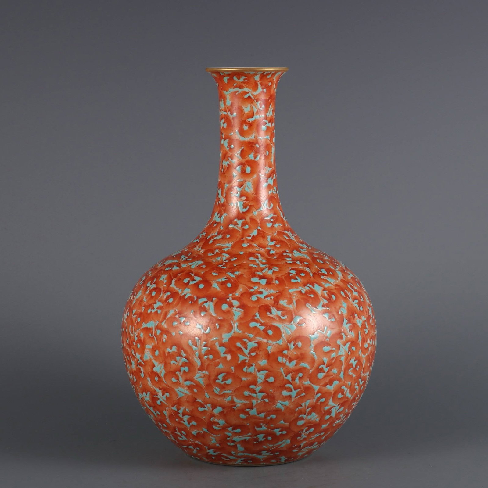 A famille rose vase with a design of abundant blessings and good fortune: A famille rose vase with a design of abundant blessings and good fortune, made during the Qianlong period of the Qing dynasty. Dimensions: Height 26 cm, Belly diameter 15.5 cm, Mouth diameter 5.5 cm.
