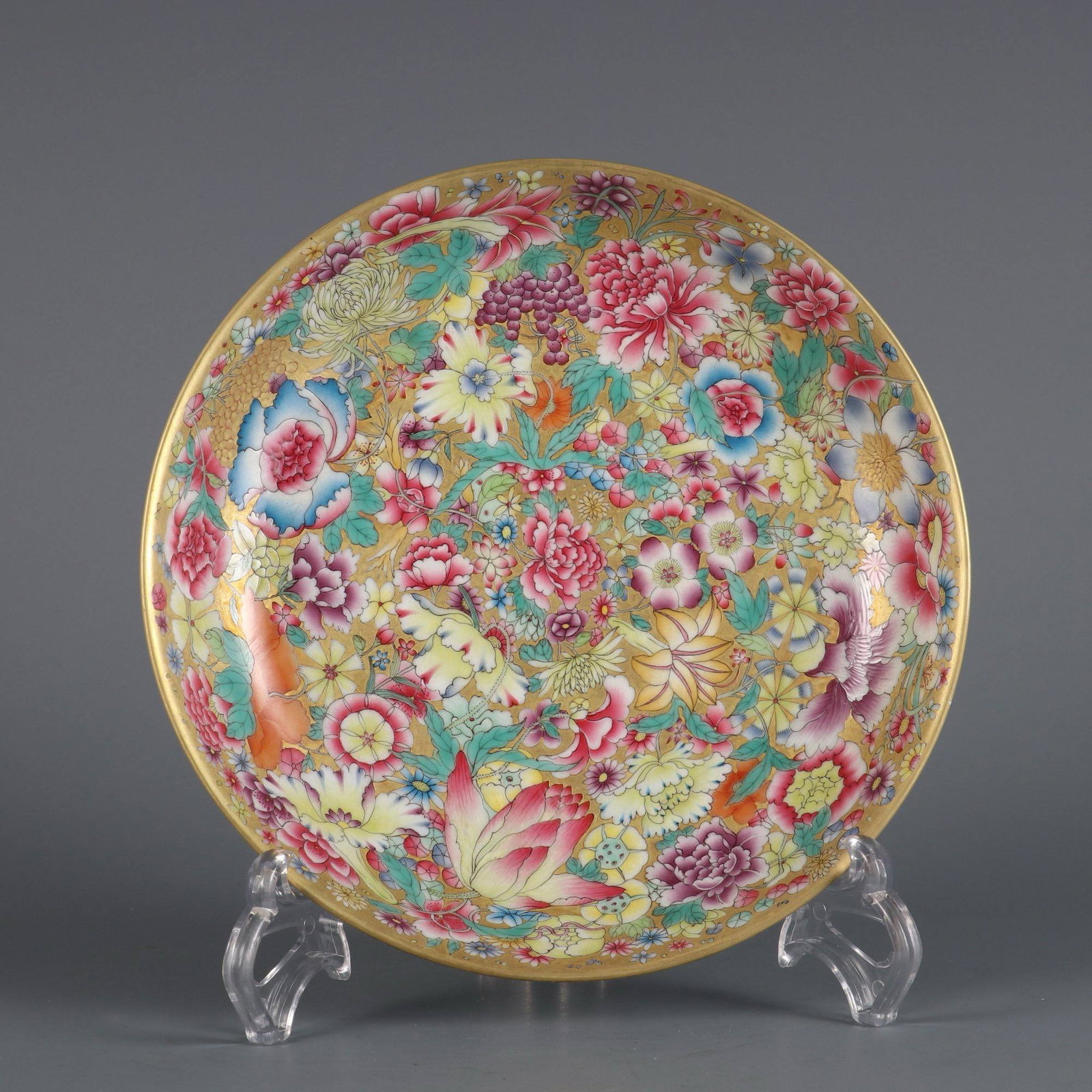 A Qing Dynasty Yongzheng period gold-ground famille rose floral dish: A Qing Dynasty Yongzheng period gold-ground famille rose floral dish. Dimensions: Height 4 cm, Diameter 18.8 cm.