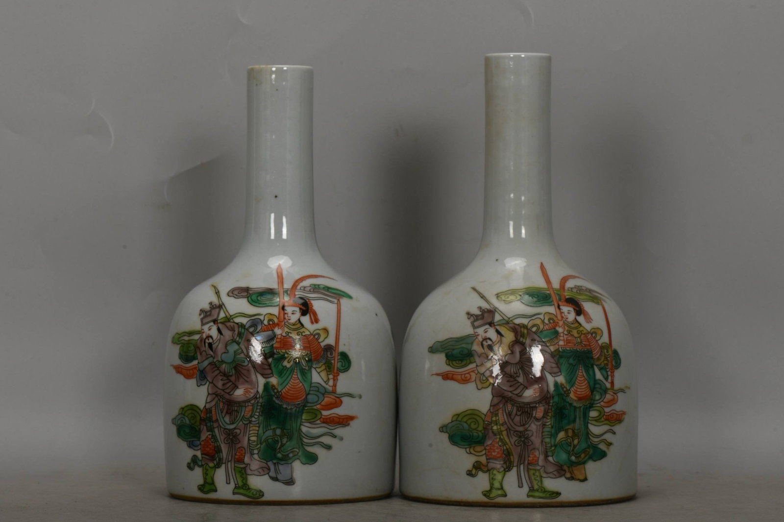 A Kangxi period (1620-1625) antique painted vase: A Kangxi period (1620-1625) antique painted vase with figures and a bell-shaped base, 22.6 cm high and 12.3 cm in diameter at the base.