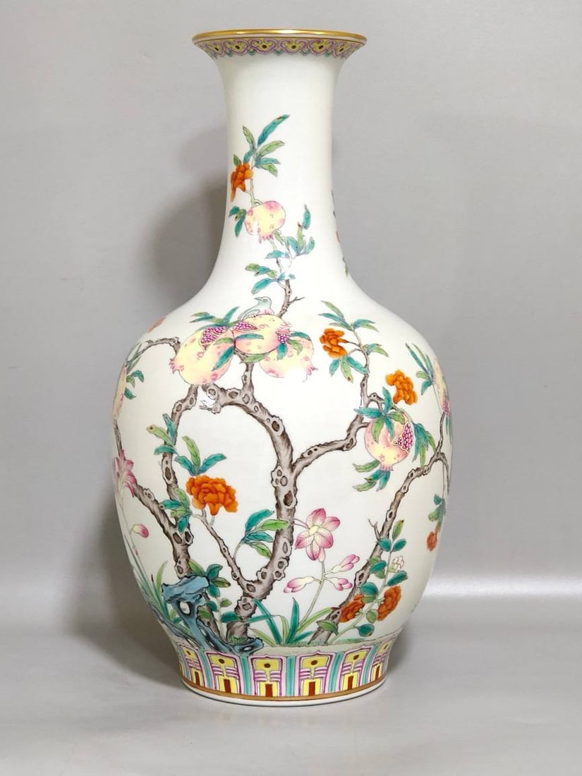 A Qing Dynasty Jiaqing period "Smiling" vase (1 of 8)