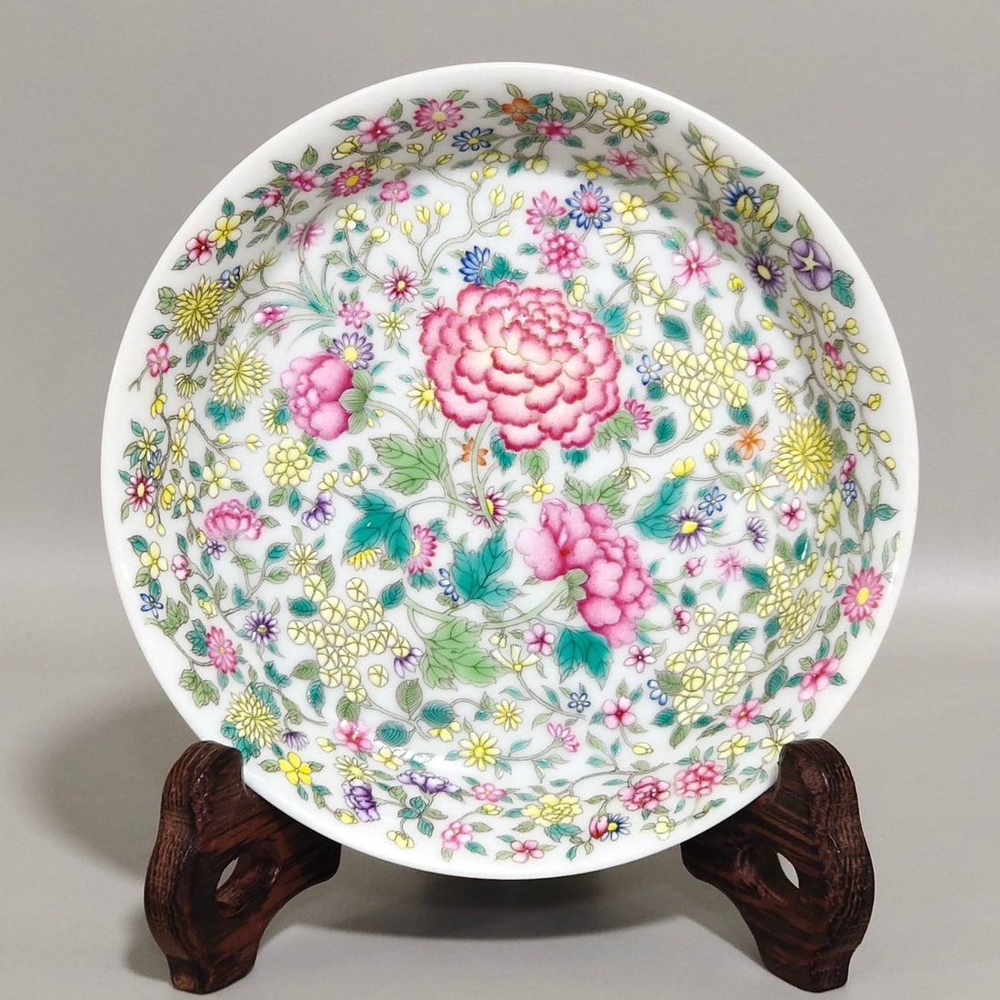 A small, folded-rim plate with a myriad of floral patterns: A small, folded-rim plate with a myriad of floral patterns, made by the Linhetang workshop. 2.5 cm high, 11.4 cm in diameter.