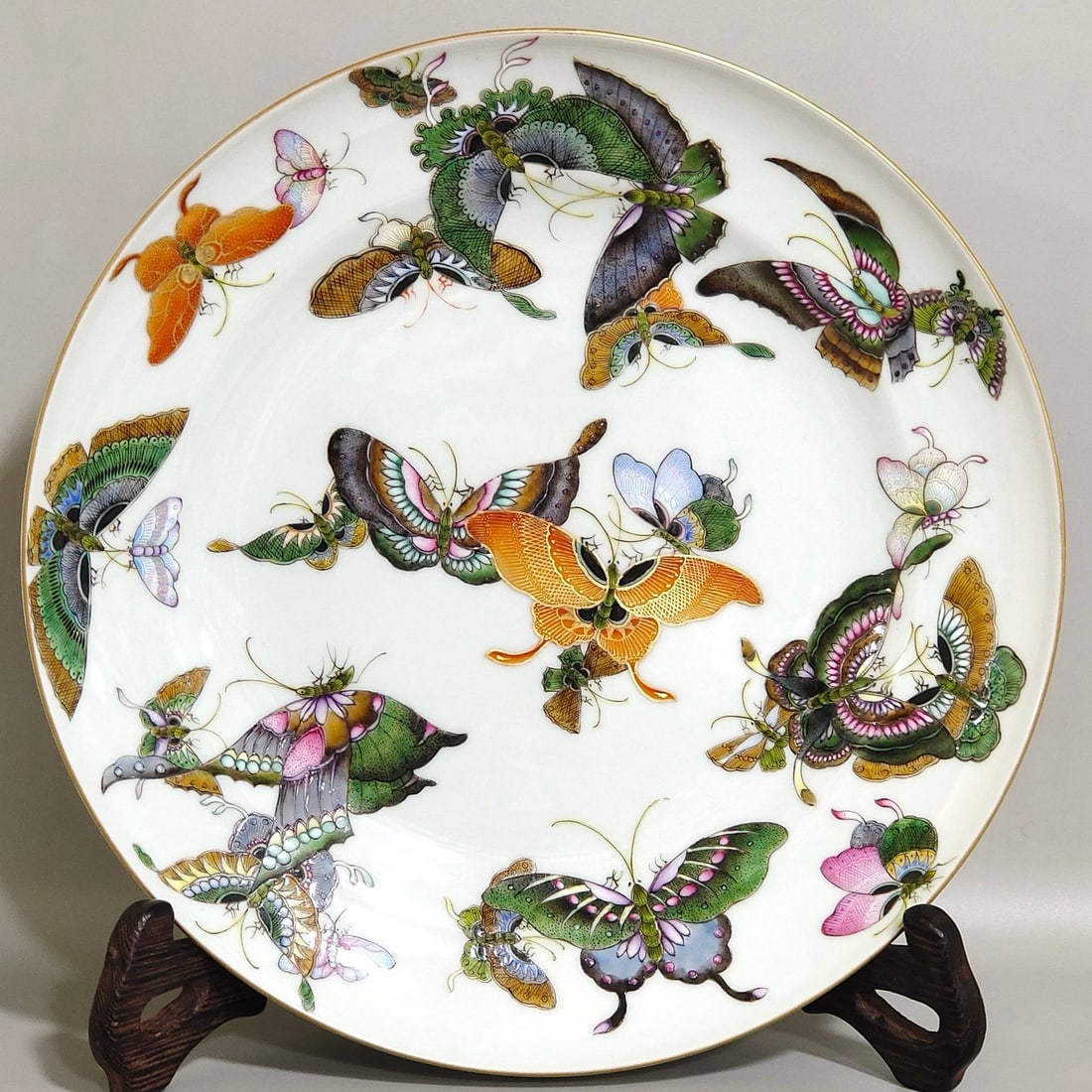 A Qing Dynasty Jiaqing period butterfly-shaped plate: A Qing Dynasty Jiaqing period butterfly-shaped plate, 3.7 cm high and 24.1 cm in diameter.