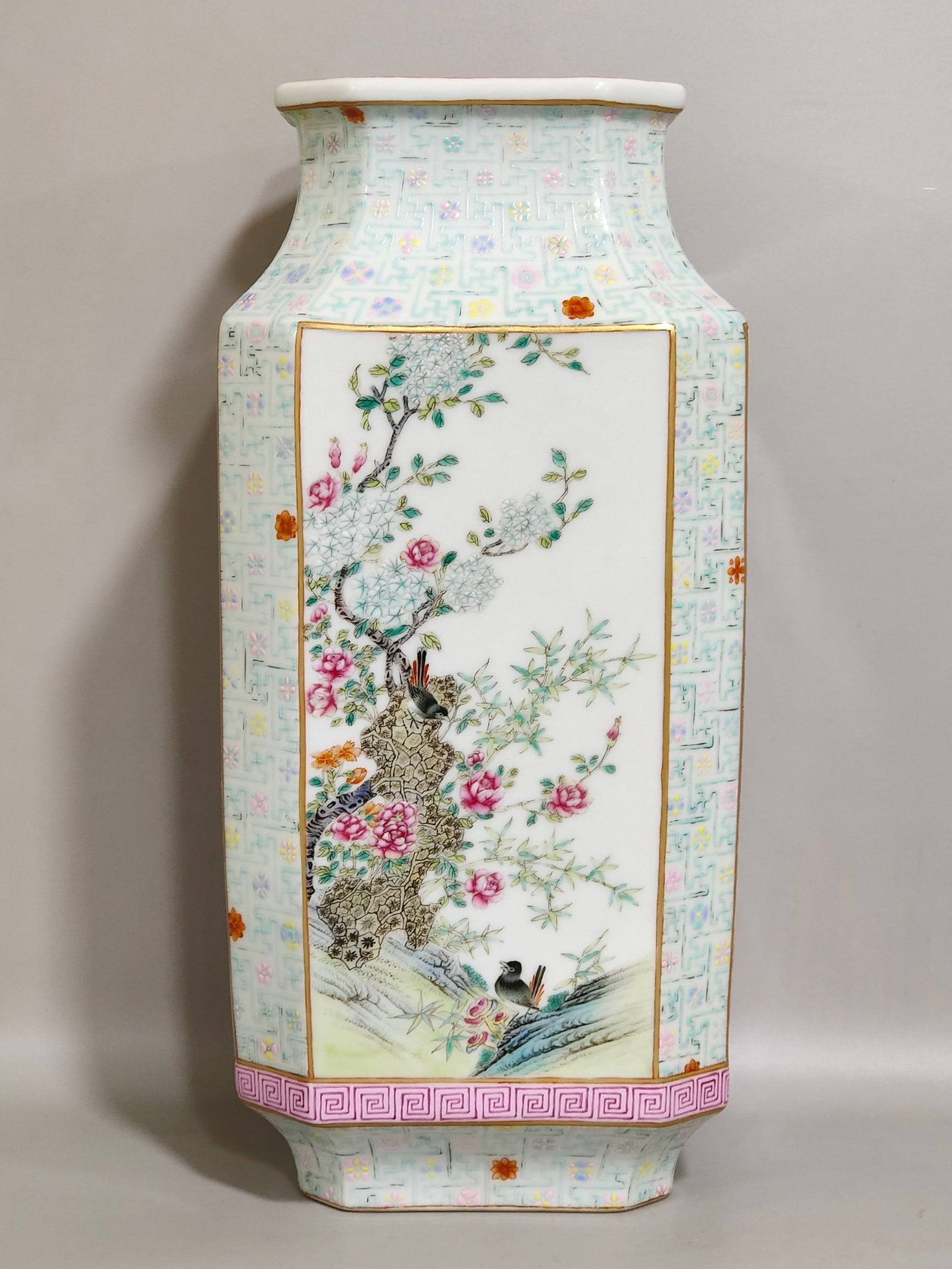 A Qing Dynasty Qianlong period octagonal vase: A Qing Dynasty Qianlong period octagonal vase with a swastika pattern, featuring openwork windows depicting flowers, birds, and landscapes. It measures 27.5 cm in height and 12.7 cm in diameter.