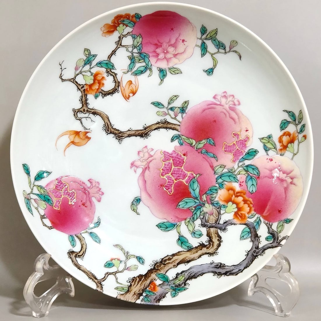 A Qing Dynasty Yongzheng period pomegranate-shaped dish: A Qing Dynasty Yongzheng period pomegranate-shaped dish with a design symbolizing many children and abundant blessings, measuring 4.3 cm in height and 20.6 cm in diameter.