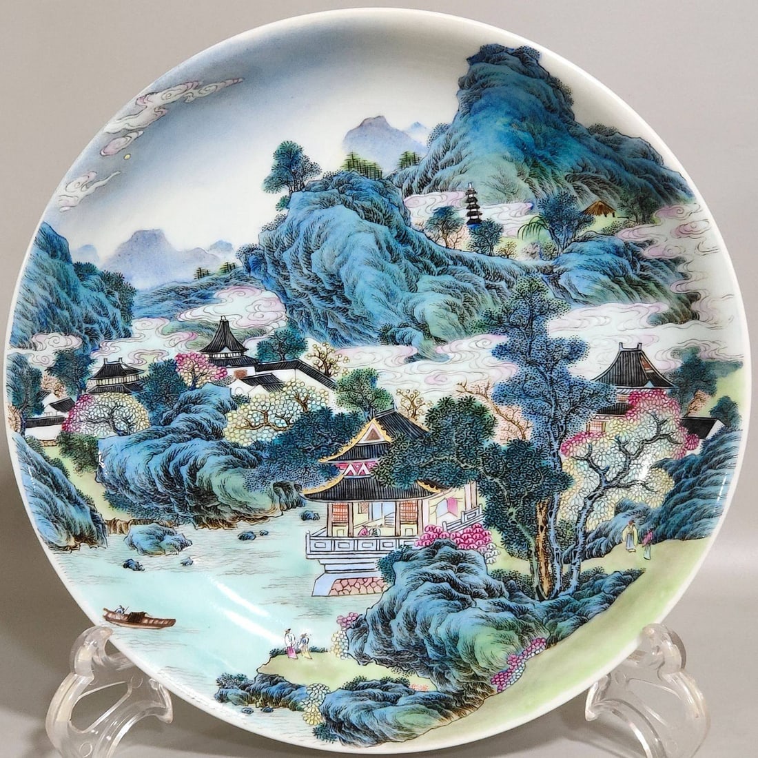A landscape plate from the Yongzheng period of the Qing Dynasty: A landscape plate from the Yongzheng period of the Qing Dynasty, 3.8 cm high and 20.5 cm in diameter.