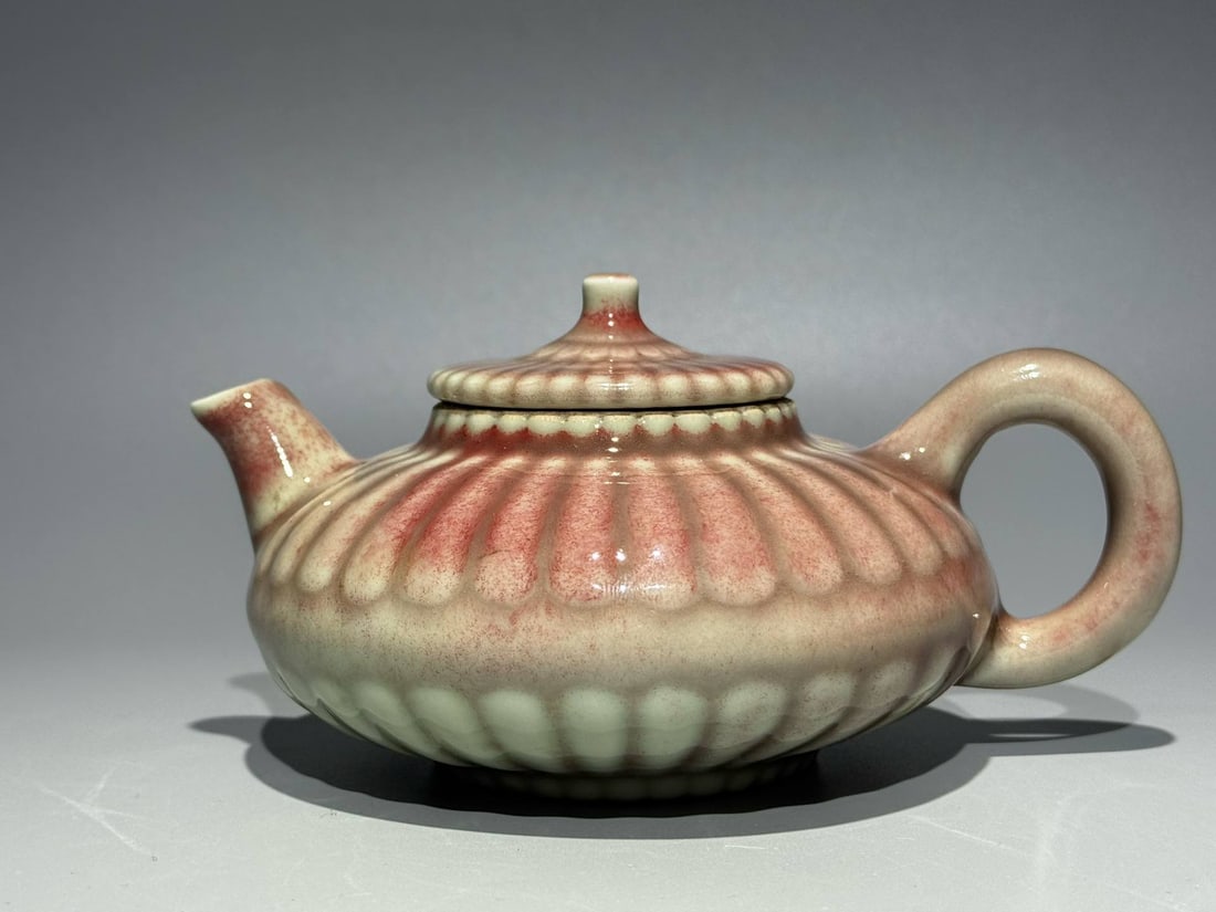 A Jun ware teapot with carved chrysanthemum petals: A Jun ware teapot with carved chrysanthemum petals, bearing the mark of the Yongzheng period of the Qing dynasty. Length: 15.5cm, Width: 11.8cm, Height: 8.8cm