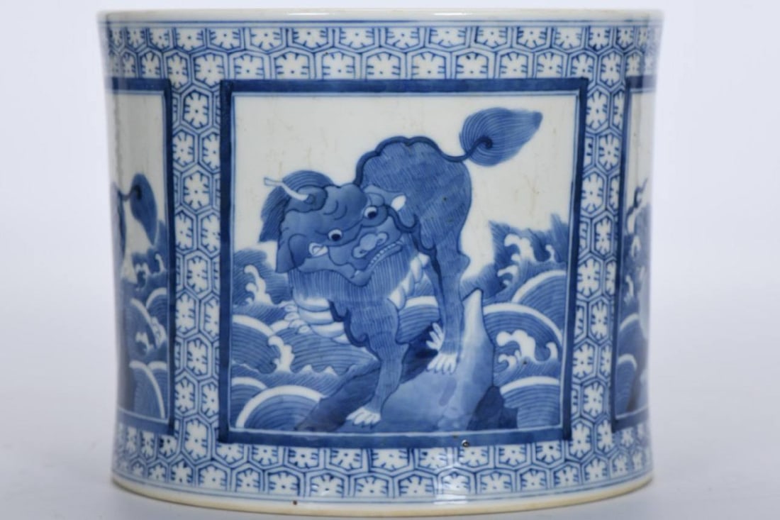 A blue and white porcelain brush holder: A blue and white porcelain brush holder with five oddities from the Kangxi period of the Qing Dynasty, 16.1 cm high and 19.1 cm in diameter.