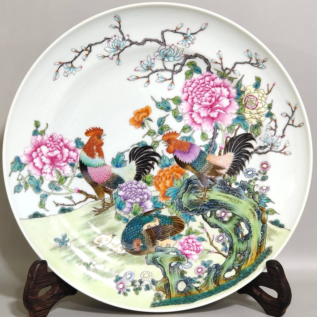 Auspicious and Prosperous Broken-Waist Plate: Auspicious and Prosperous Broken-Waist Plate from the Jiaqing Period of the Qing Dynasty, 3.5 cm high, 24 cm in diameter.