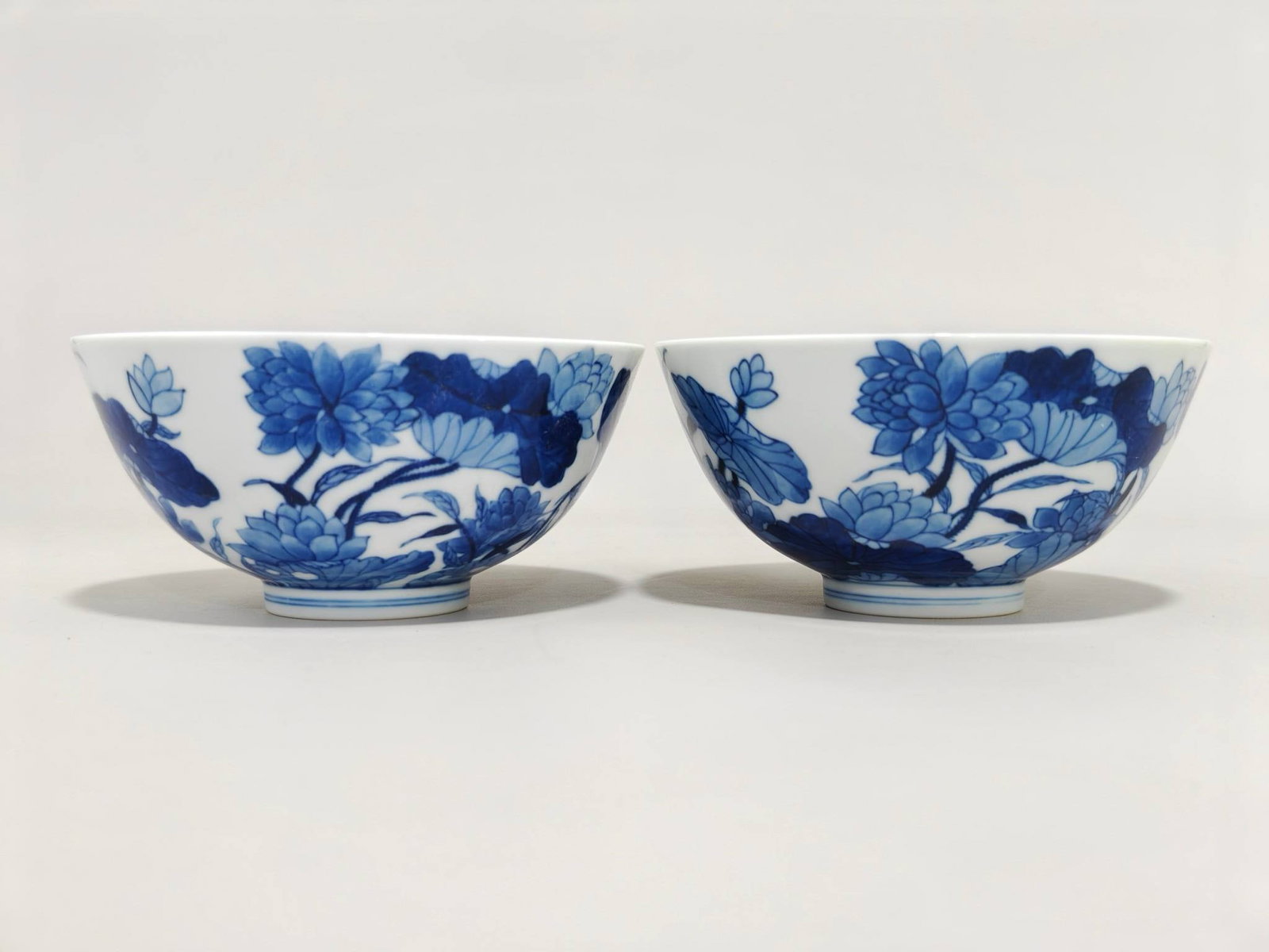 A blue and white porcelain bowl: A blue and white porcelain bowl with a design of harmony and beauty, bearing the mark of the Yongzheng period of the Qing Dynasty. Height: 7.2 cm. Diameter: 14.5 cm.