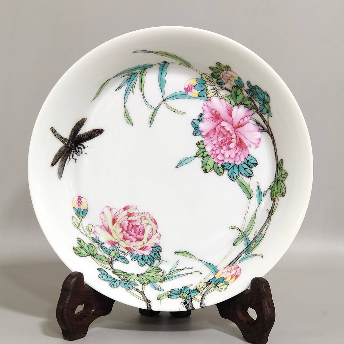 A Qing Dynasty Yongzheng period hibiscus flower-shaped plate: A Qing Dynasty Yongzheng period hibiscus flower-shaped plate, 3.2 cm high and 15 cm in diameter.