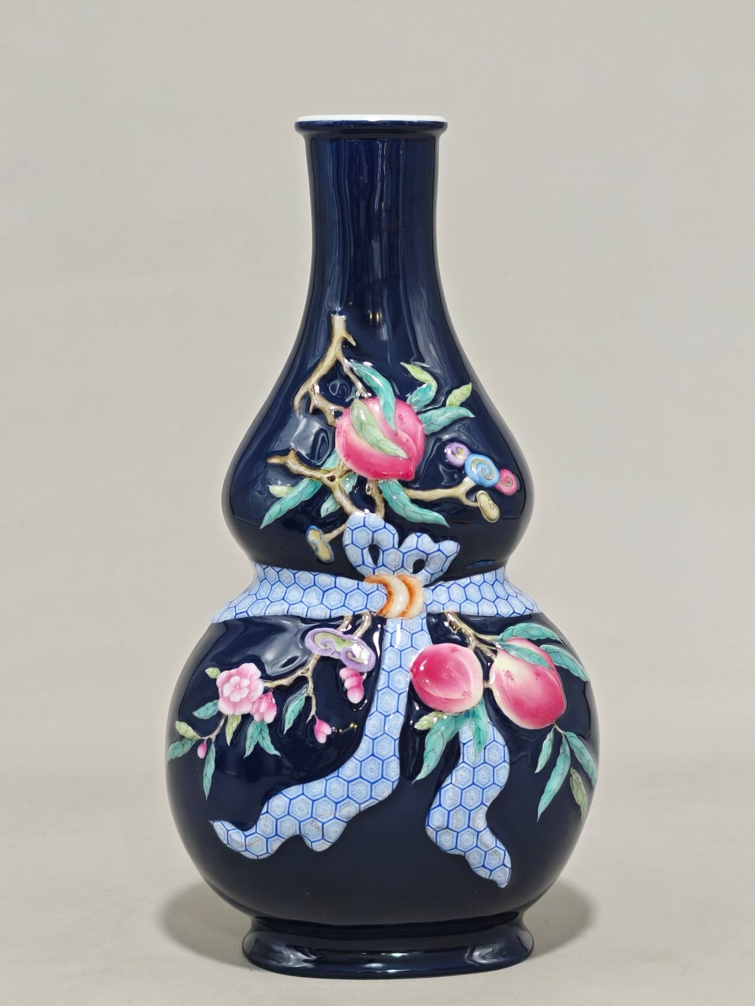 A flat gourd-shaped vase with enamel decoration and carved peach and floral patterns (1 of 7)