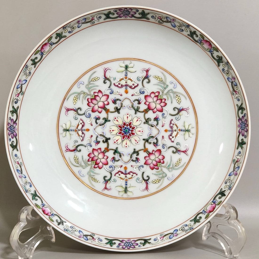 A Qing Dynasty Daoguang period famille rose dish: A Qing Dynasty Daoguang period famille rose dish with a continuous floral scroll design, 3.5 cm high and 19.3 cm in diameter.