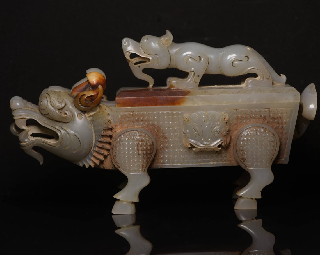 Hetian Jade Mother and Child Beast Vessel Piece: Dimensions: 14×13.8×7.7 cm, Weight: 1373 grams.