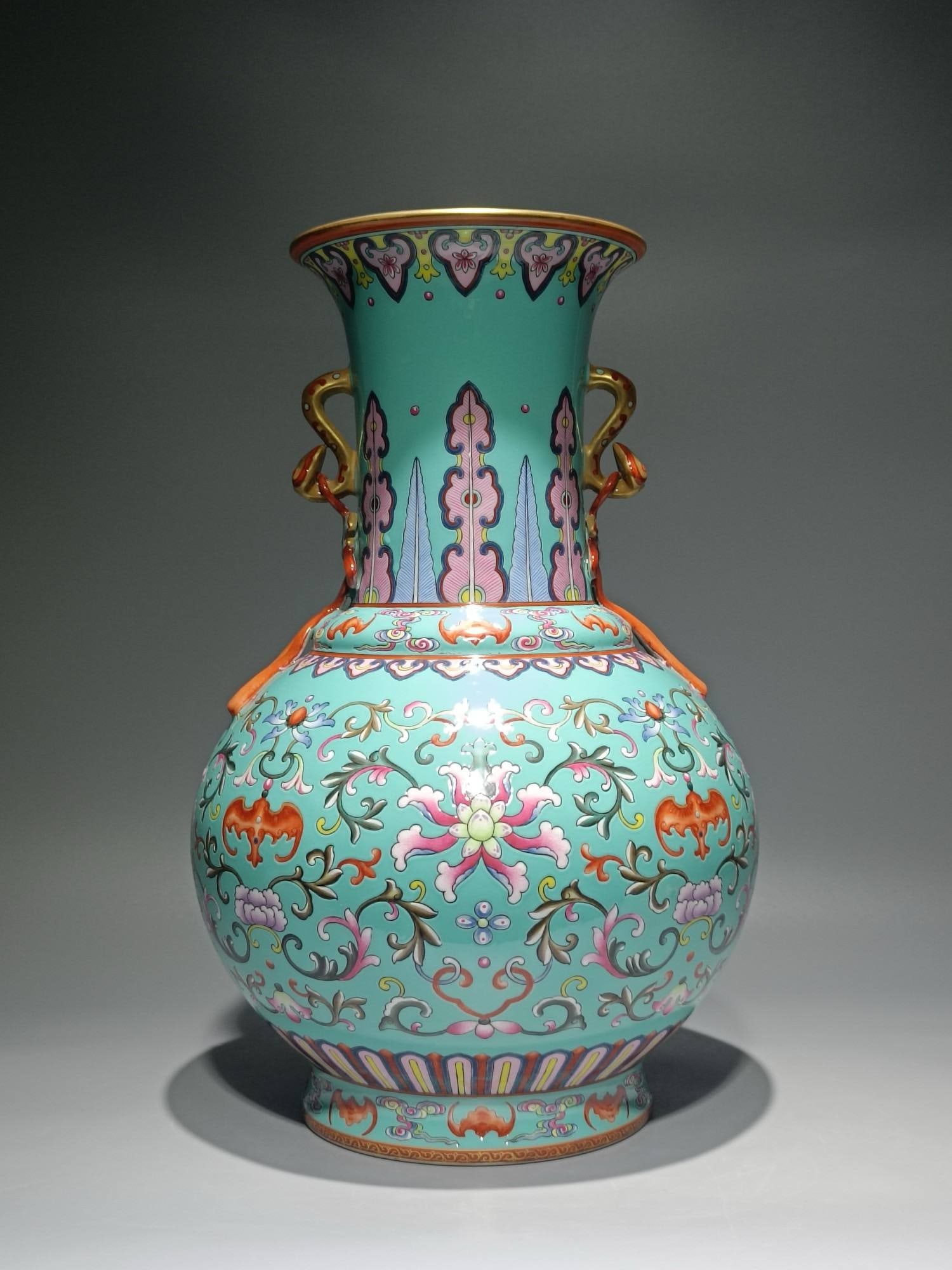A Qing dynasty Qianlong period famille rose vase (1 of 8)