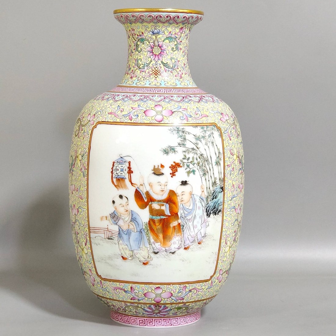 A thin-walled vase with a design of children playing in a window: A thin-walled vase with a design of children playing in a window, made by Jingyuantang, measuring 20.5 cm in height and 11.5 cm in diameter.