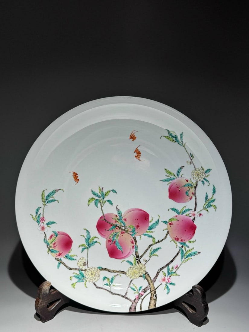 A large famille rose dish with a design of "Double Happiness and Longevity": A large famille rose dish with a design of "Double Happiness and Longevity" (symbolizing good fortune and longevity) bearing the mark of the Yongzheng period of the Qing dynasty. Diameter: 48.8cm; Hei