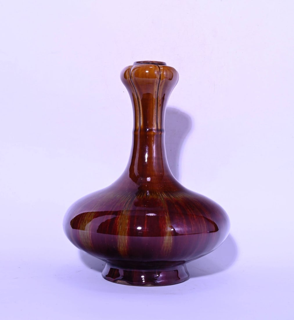 A garlic-head vase with a translucent, wire-drawn glaze: A garlic-head vase with a translucent, wire-drawn glaze, made during the Qianlong period of the Qing dynasty, measuring 29 x 22 cm in height.