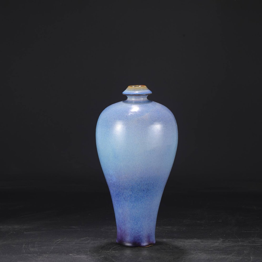 a Northern Song Dynasty Jun ware vase: a Northern Song Dynasty Jun ware vase with grape-purple glaze, used by the imperial court and hailed as "Jianfu Palace". Dimensions: Height 30 cm, Mouth diameter 3 cm, Belly diameter 14.5 cm.