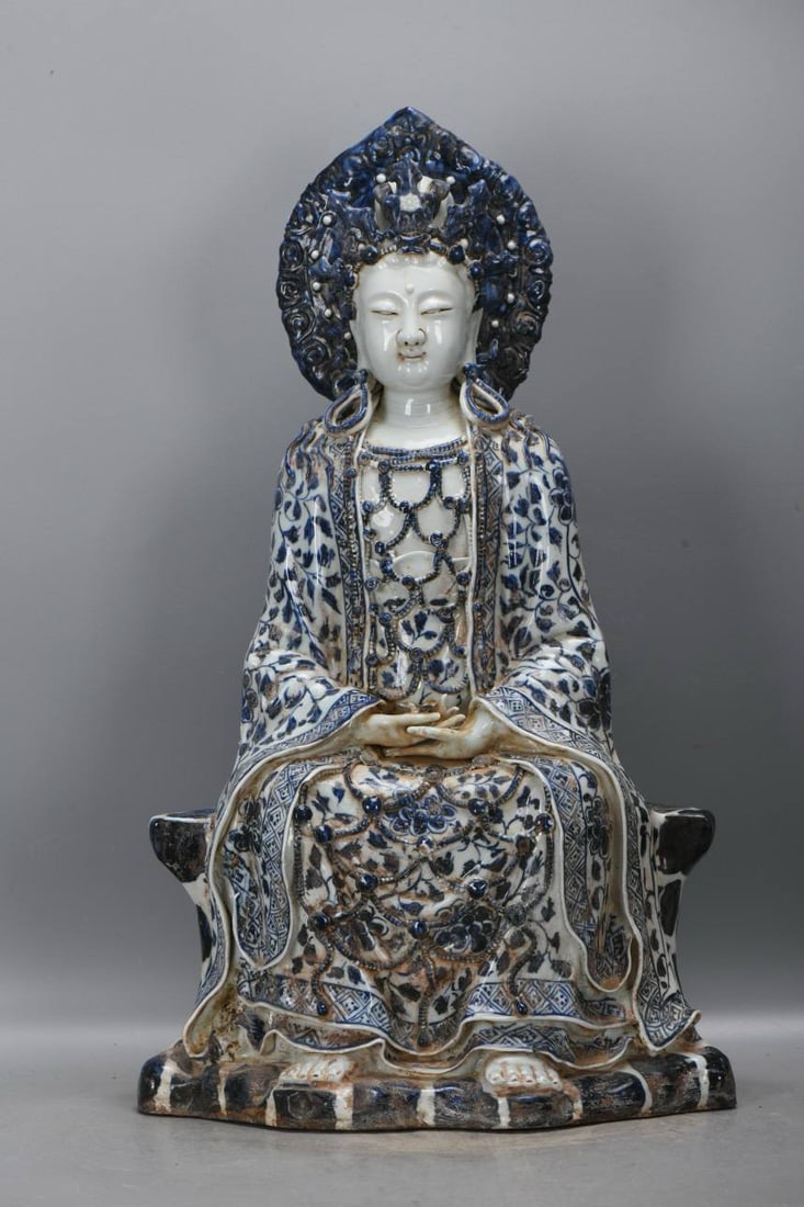 Blue and white porcelain Guanyin statue: Blue and white porcelain Guanyin statue, 54.2 cm high, 31 cm in diameter at the belly.