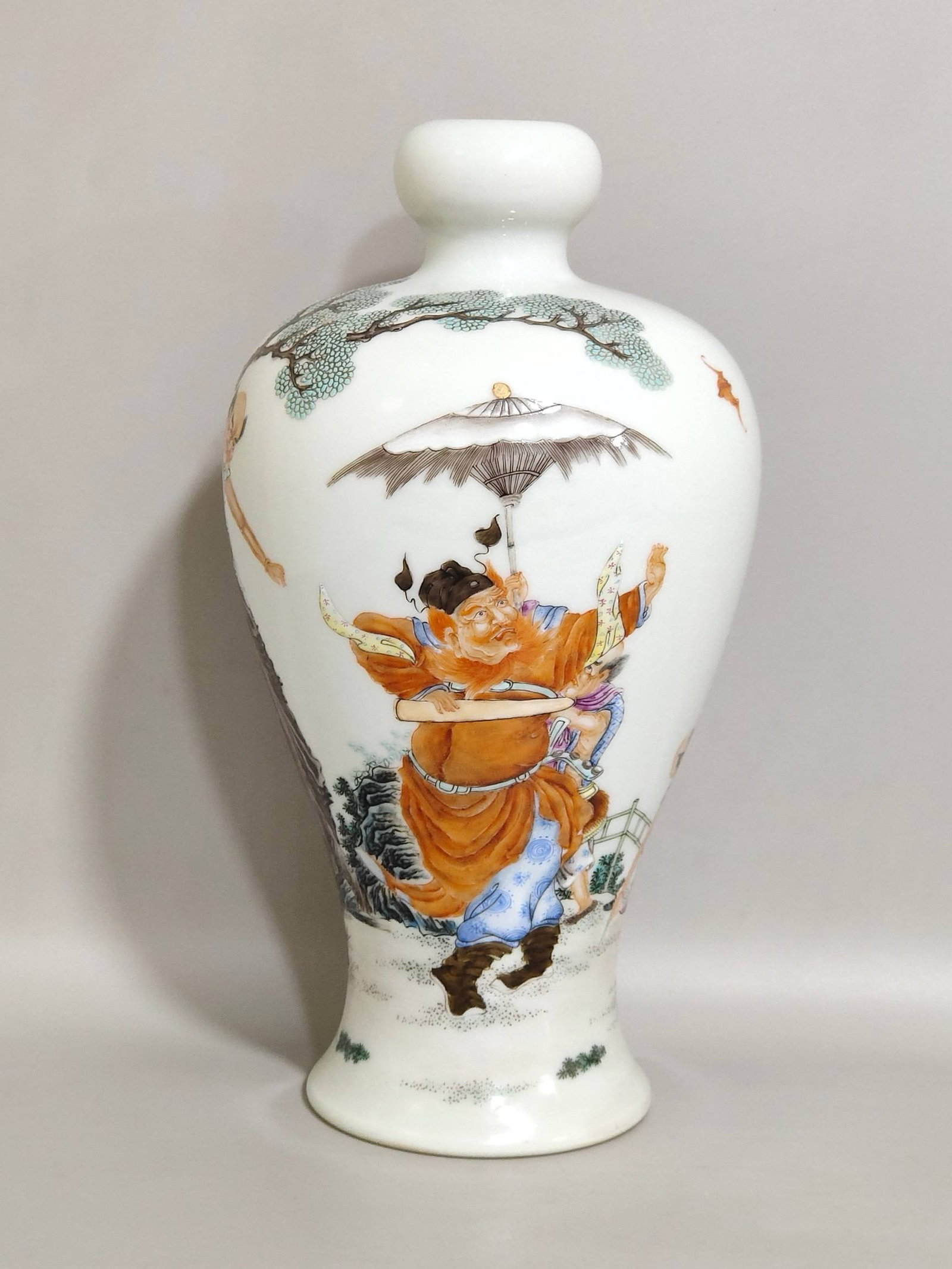 A Qing Dynasty Yongzheng period famille rose vase: A Qing Dynasty Yongzheng period famille rose vase with a garlic-shaped design depicting Zhong Kui on his inspection tour, measuring 19.5 cm in height and 9.5 cm in diameter.
