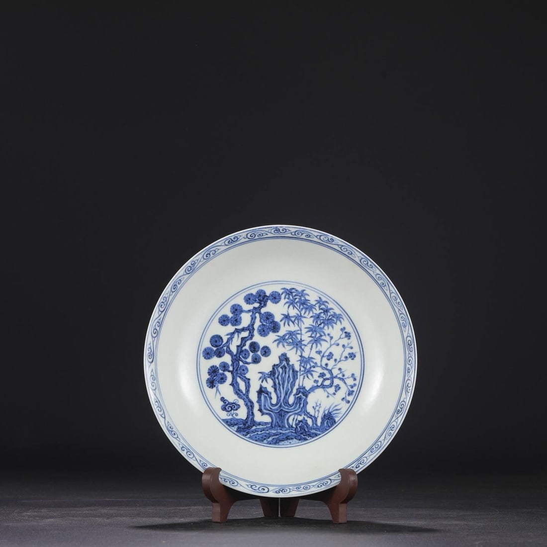 a large blue-and-white porcelain plate: a large blue-and-white porcelain plate from the Xuande period of the Ming dynasty, decorated with pine, bamboo, and plum blossom designs. Dimensions: Height 5 cm, Diameter 22 cm.