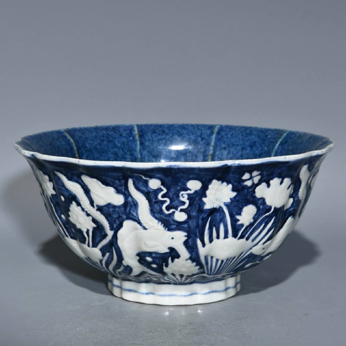 A Ming Dynasty Xuande period blue and white porcelain ten-sided bowl: A Ming Dynasty Xuande period blue and white porcelain ten-sided bowl with fish and seaweed design, 10.5cm high and 21.7cm in diameter.