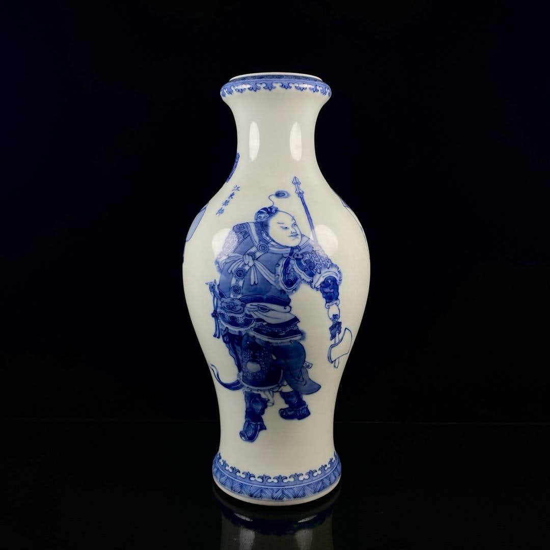Made in the Daoguang period of the Qing Dynasty. Blue and white porcelain vase (1 of 9)
