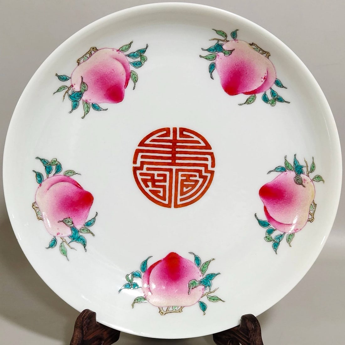 A Qing Dynasty Yongzheng period "Falling Flowers and Flowing Water" dish: A Qing Dynasty Yongzheng period "Falling Flowers and Flowing Water" dish, symbolizing both fortune and longevity, measures 3.4 cm in height and 18.1 cm in diameter.