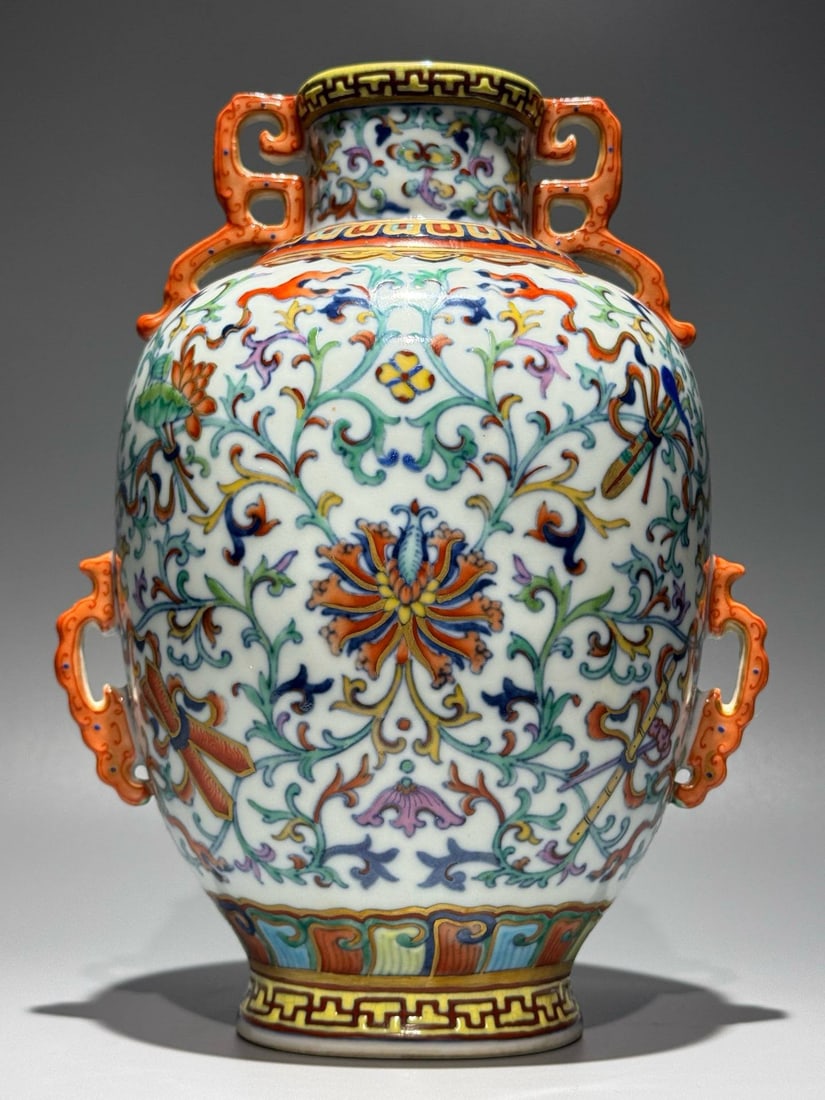 A Qianlong-era (Qing Dynasty) Doucai (enamel overglaze enamel) vase (1 of 9)
