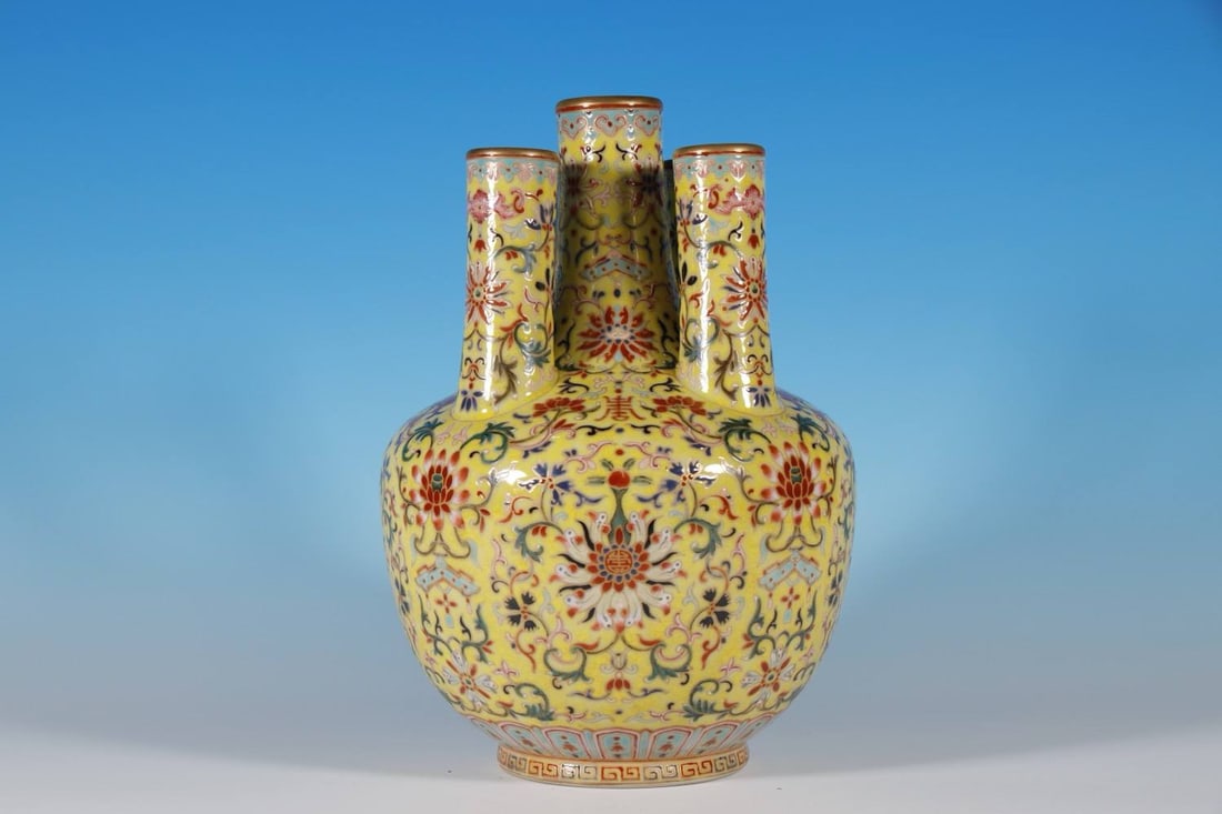 Qing Dynasty, Qianlong Period: Yellow five-spouted vase: Qing Dynasty, Qianlong Period: Yellow five-spouted vase with lotus scroll design, 26 cm high, 4.3 cm at the mouth, 10 cm at the base.