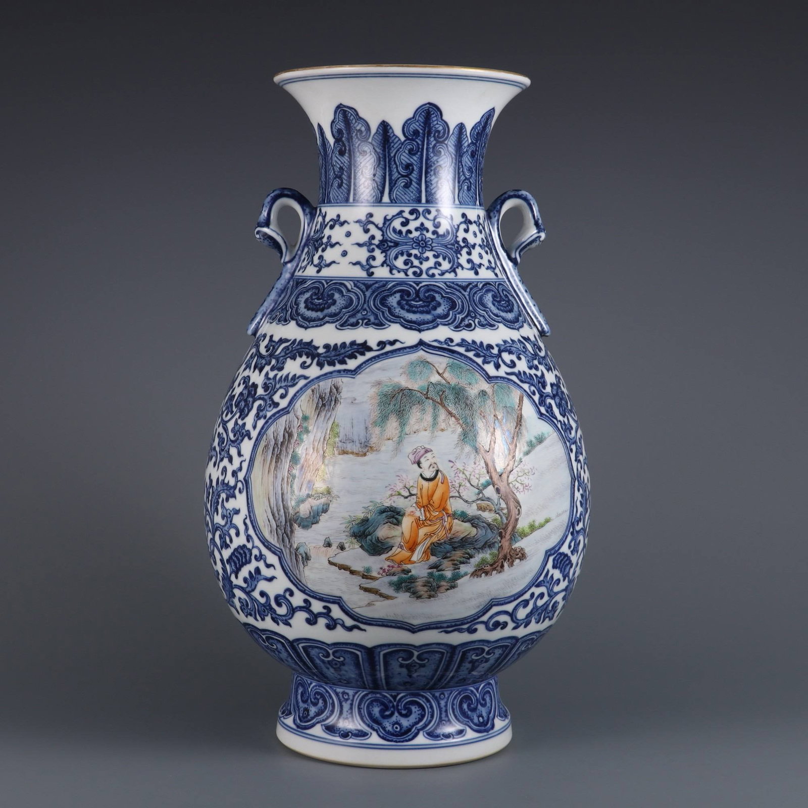 A Qing Dynasty Qianlong period blue and white porcelain vase (1 of 10)