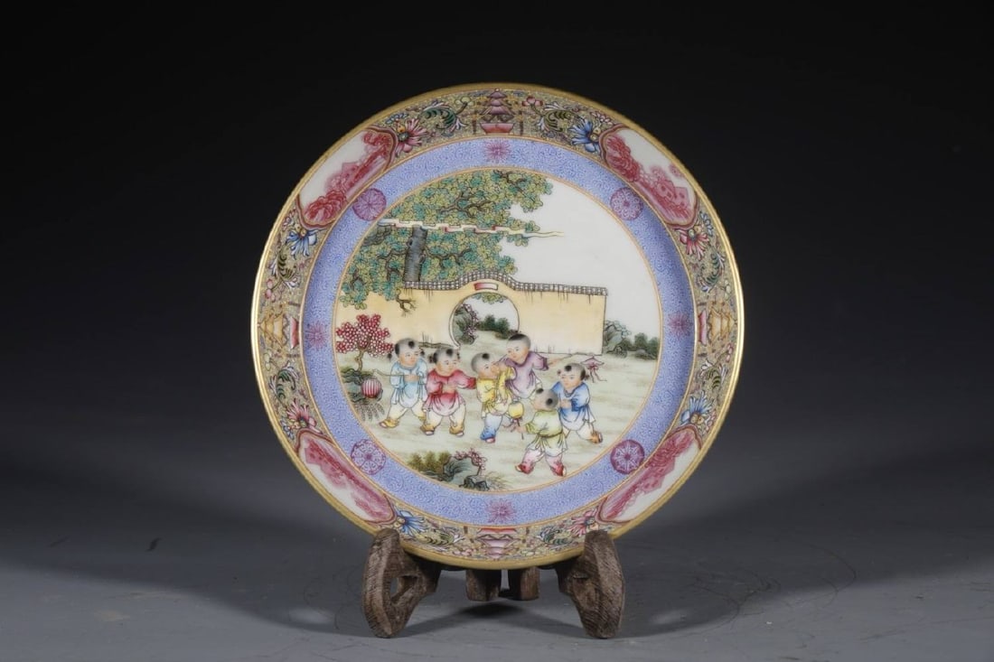 Qing Dynasty, Qianlong Period: Guyuexuan Children's Play Plate: Qing Dynasty, Qianlong Period: Guyuexuan Children's Play Plate, 3 cm high, 15 cm in diameter