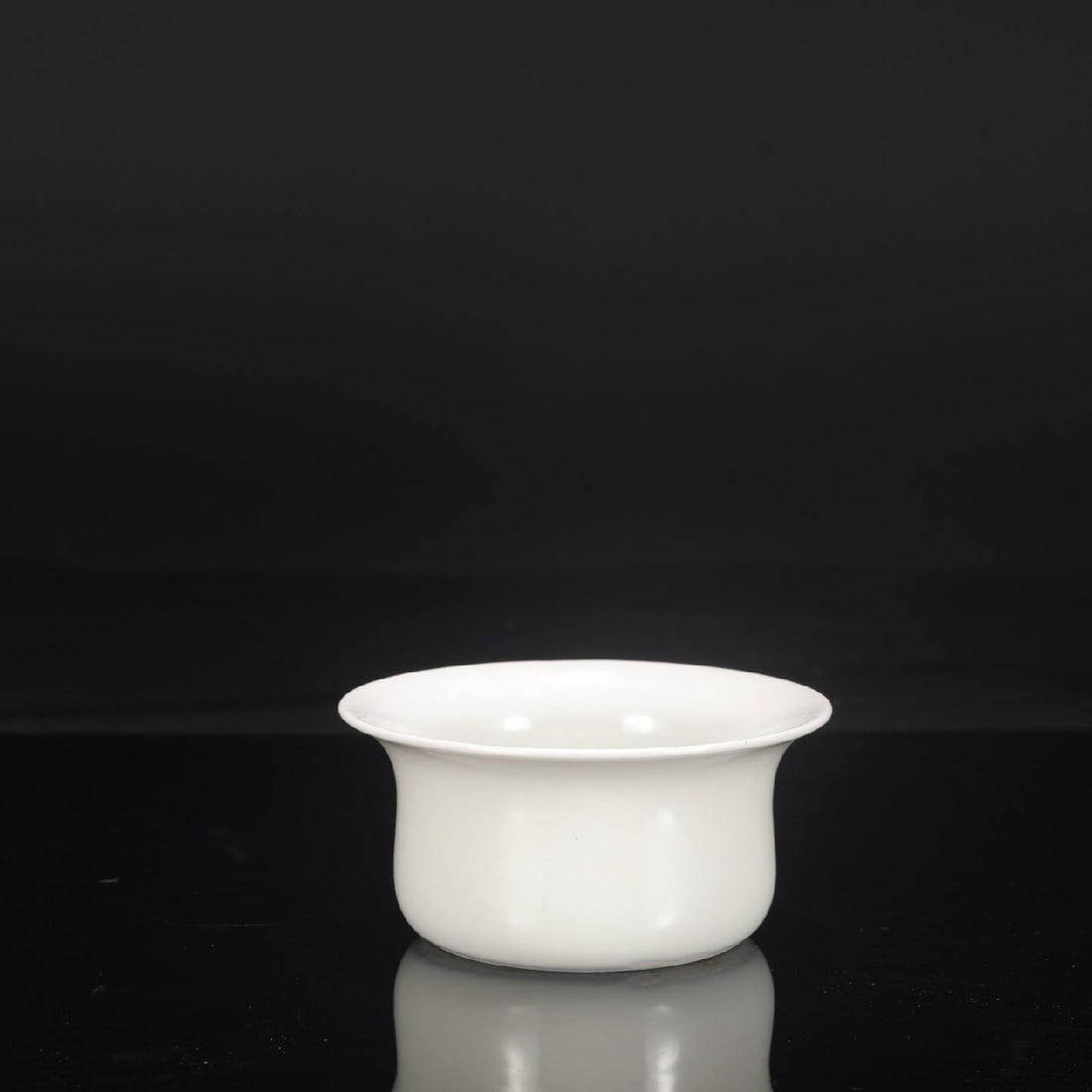Ming Dynasty Yongle period sweet-white glazed basin with incised (1 of 7)