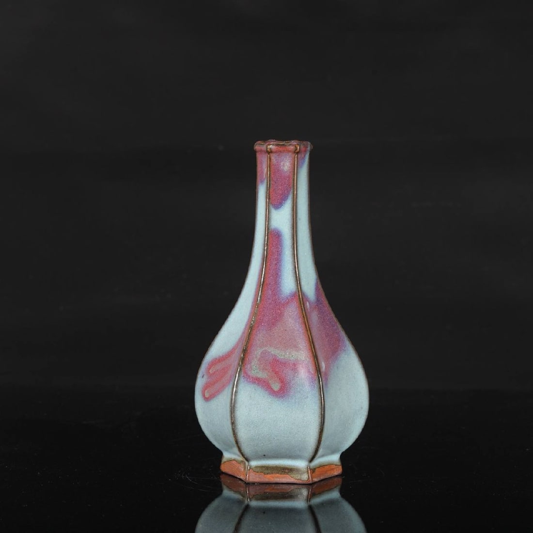 a Northern Song Dynasty Jun ware vase (1 of 8)