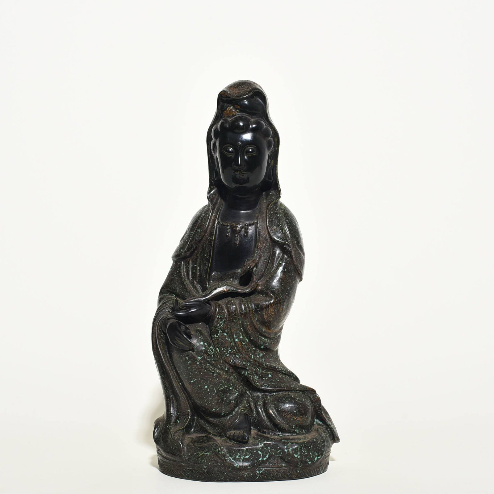 A bronze Guanyin statue with the mark of the Fujian Guild Hall: A bronze Guanyin statue with the mark of the Fujian Guild Hall during the Qianlong reign of the Qing Dynasty, measuring 31 x 14 cm.