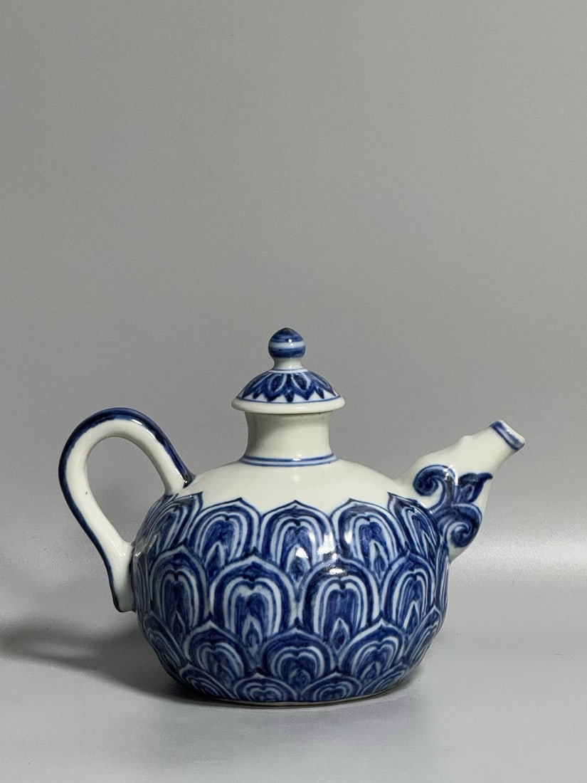 A blue and white porcelain vase with floral design from the Xuande period of the Ming dynasty: A blue and white porcelain vase with floral design from the Xuande period of the Ming dynasty, 11.5 cm high and 15 cm long.