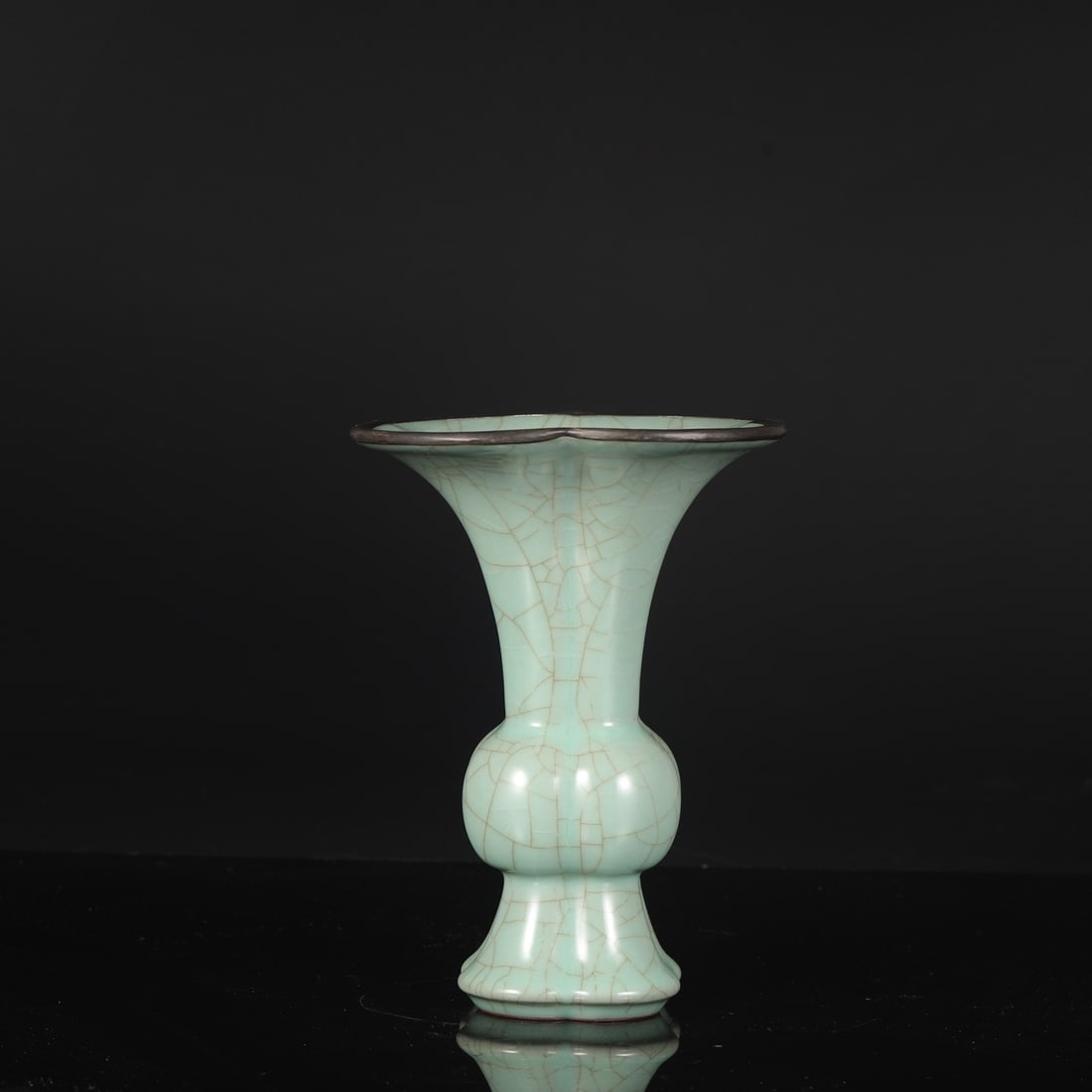 A Southern Song Dynasty official kiln celadon porcelain piece with a silver rim and large floral: Dimensions: Height 22.5 cm, Mouth Diameter 18 cm.