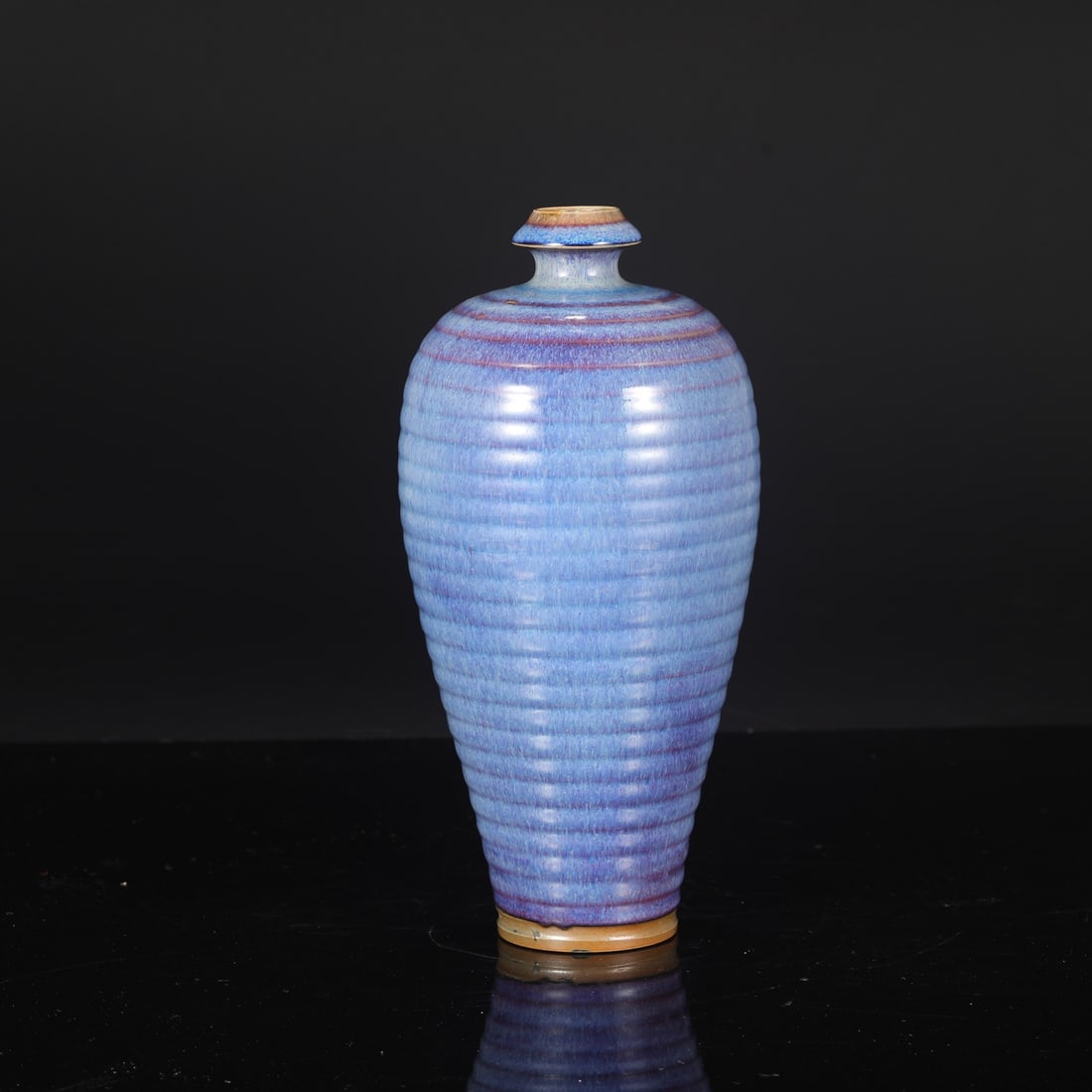 A large Northern Song Dynasty Jun ware plum vase with grape-purple glaze and string pattern,: Dimensions: Height 27 cm, Mouth Diameter 3 cm.