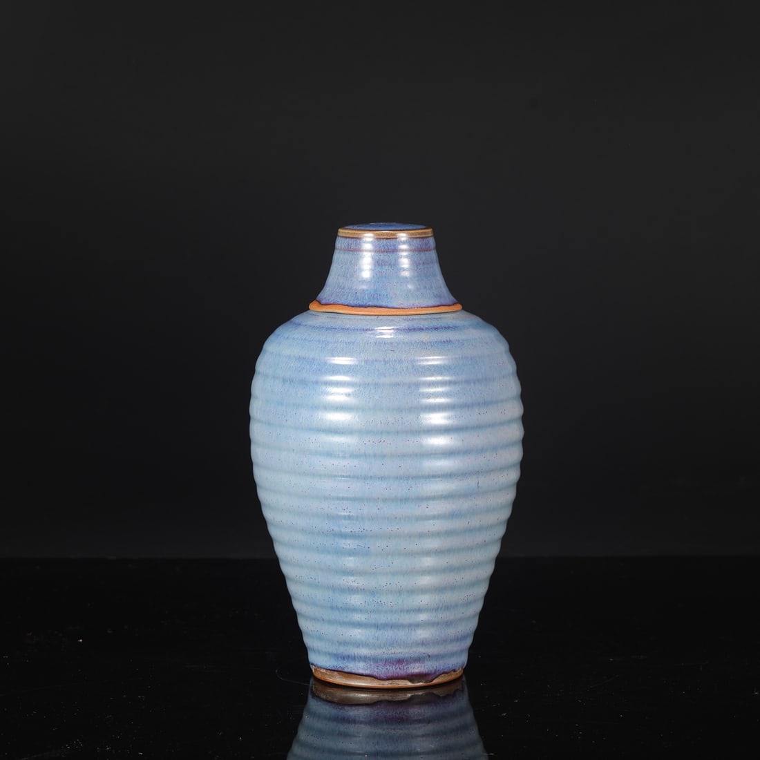 A large Northern Song Dynasty Jun ware plum vase with grape-purple glaze, string pattern, and lid,: Dimensions: Height 26.5 cm, Mouth diameter 3.5 cm, Belly diameter 14.5 cm.