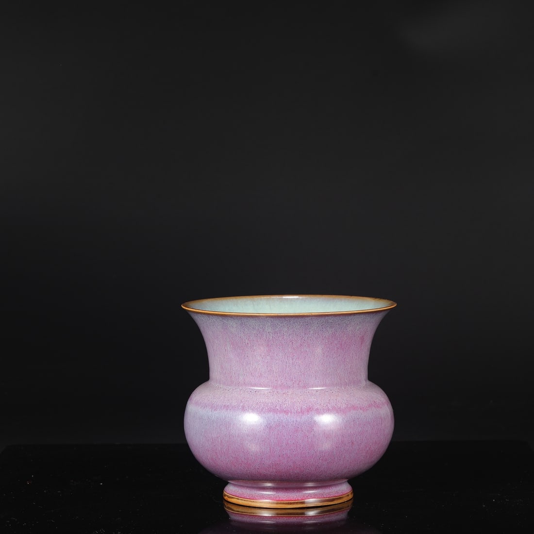 A Northern Song Dynasty Jun ware grape-red glazed large spittoon-shaped flowerpot from the "Yangxin: Dimensions: Height 19.5 cm, Mouth diameter 21.5 cm, Belly diameter 20 cm.