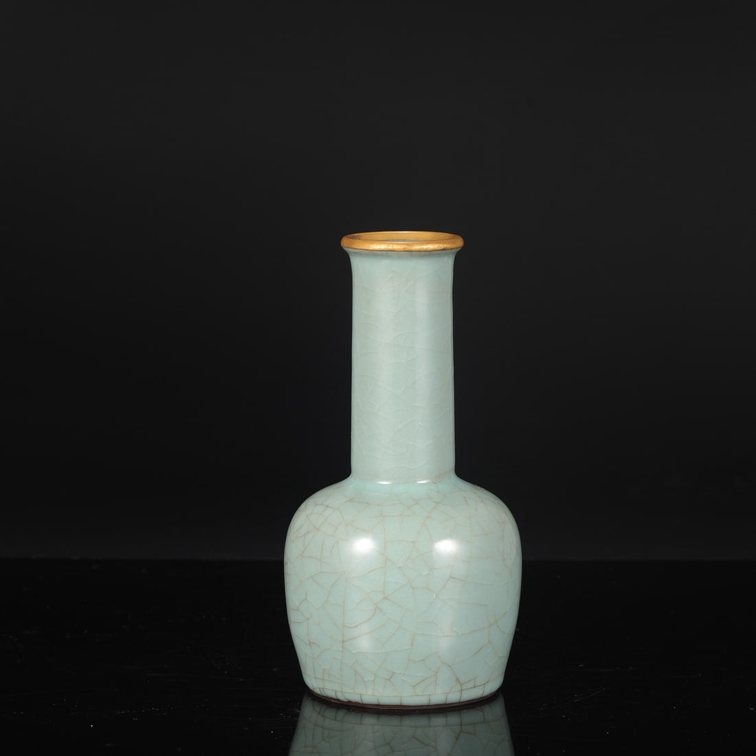 A Southern Song Dynasty official kiln celadon cylindrical vase with gold-inlaid string pattern,: Dimensions: Height 24.5 cm, Mouth diameter 6 cm, Belly diameter 12 cm.