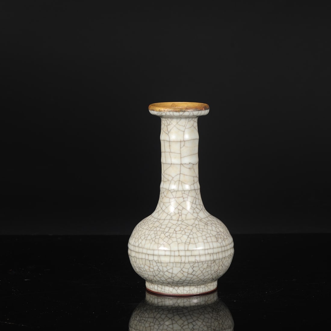 A large Northern Song Dynasty Ge ware vase with a grayish-blue glaze and inlaid gold string pattern,: Dimensions: Height 22.5 cm, Mouth diameter 7 cm, Belly diameter 12.5 cm.