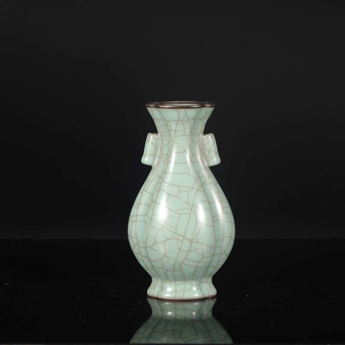 A Southern Song Dynasty official kiln celadon melon-shaped vase with silver clasps and tubular: Dimensions: Height 21 cm, Mouth diameter 7.5 cm, Belly diameter 11 cm.
