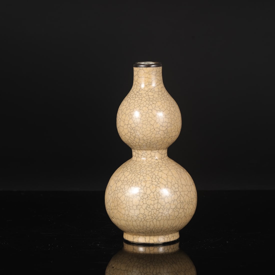 A large gourd-shaped vase with a beige glaze and silver rim, formerly from the Northern Song: Dimensions: Height 24 cm, Mouth diameter 3.5 cm, Belly diameter 12 cm.