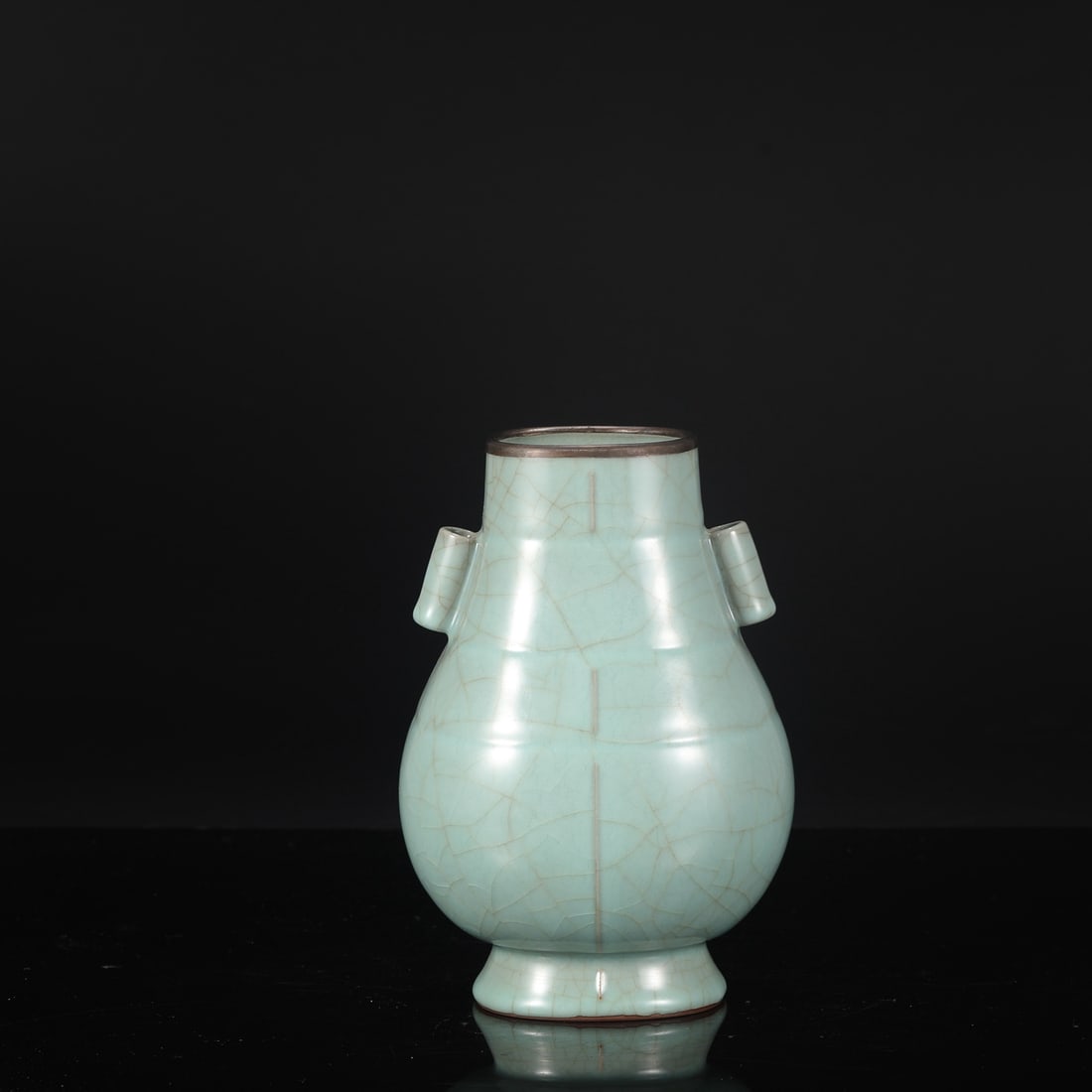 A large Southern Song Dynasty official kiln celadon vase with silver-rimmed handles and raised: Dimensions: Height 23.5 cm, Mouth diameter 8 cm, Belly diameter 15 cm.