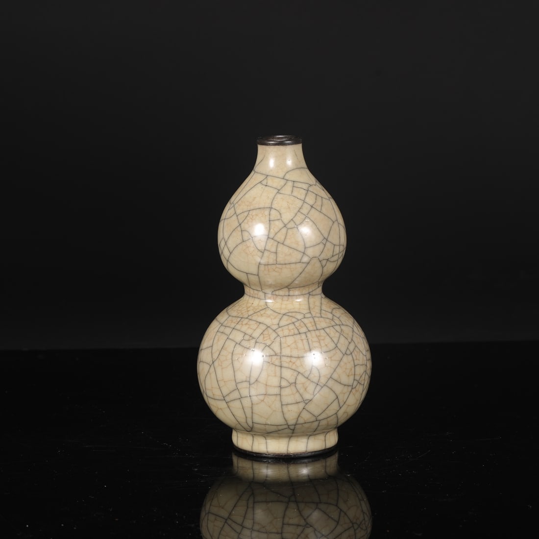 A large gourd-shaped vase with a beige glaze and silver rim, formerly from the Northern Song: Dimensions: Height 22.5 cm, Mouth diameter 3 cm, Belly diameter 12 cm.