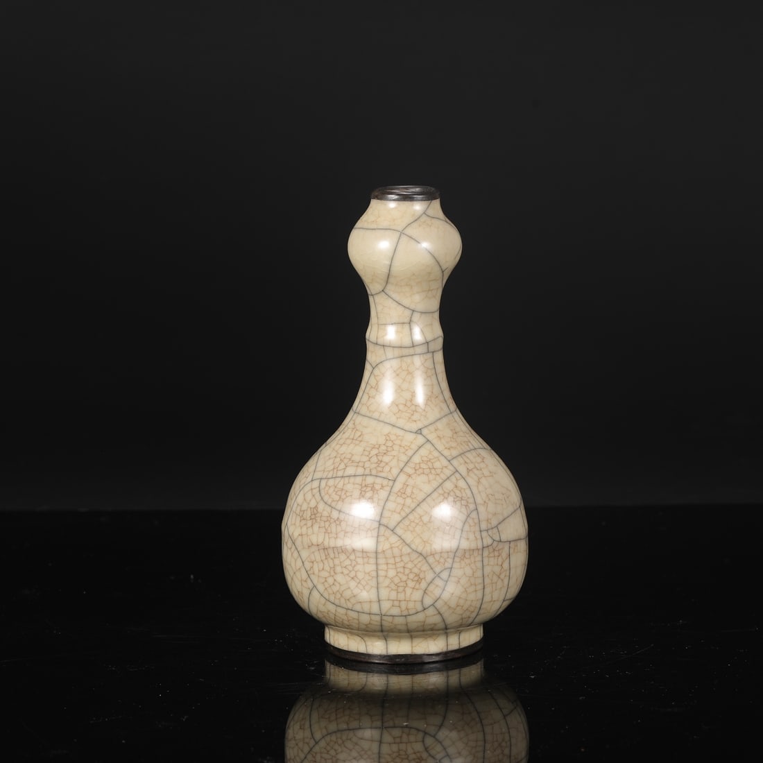 A Northern Song Dynasty Ge ware garlic-head vase with a beige glaze and silver inlay, formerly in my: Dimensions: Height 23 cm, Mouth diameter 3 cm, Belly diameter 12 cm.