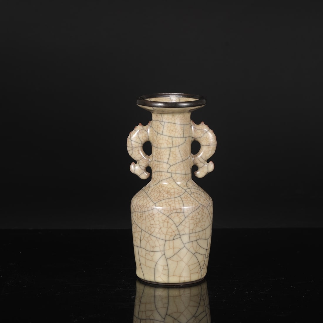 A Northern Song Dynasty Ge ware vase with a beige glaze and silver inlay, featuring fish-shaped: Dimensions: Height 22.5 cm, Mouth diameter 8.5 cm, Belly diameter 10 cm.
