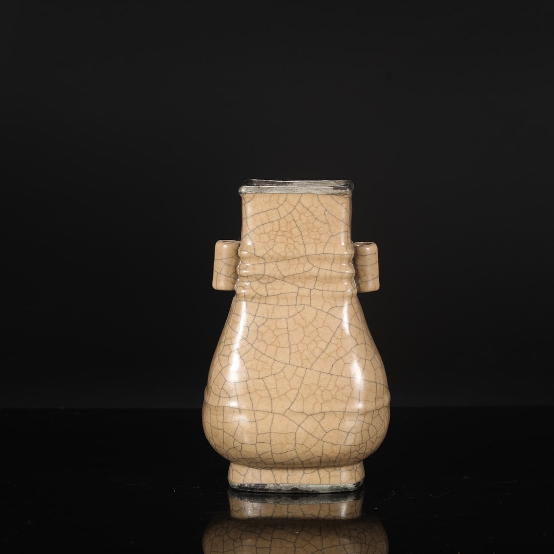 A Northern Song Dynasty Ge ware vase with a beige glaze and silver inlay, featuring large, round: Dimensions: Height 23.5 cm, Mouth diameter 8.5 cm, Belly diameter 13.5 cm.
