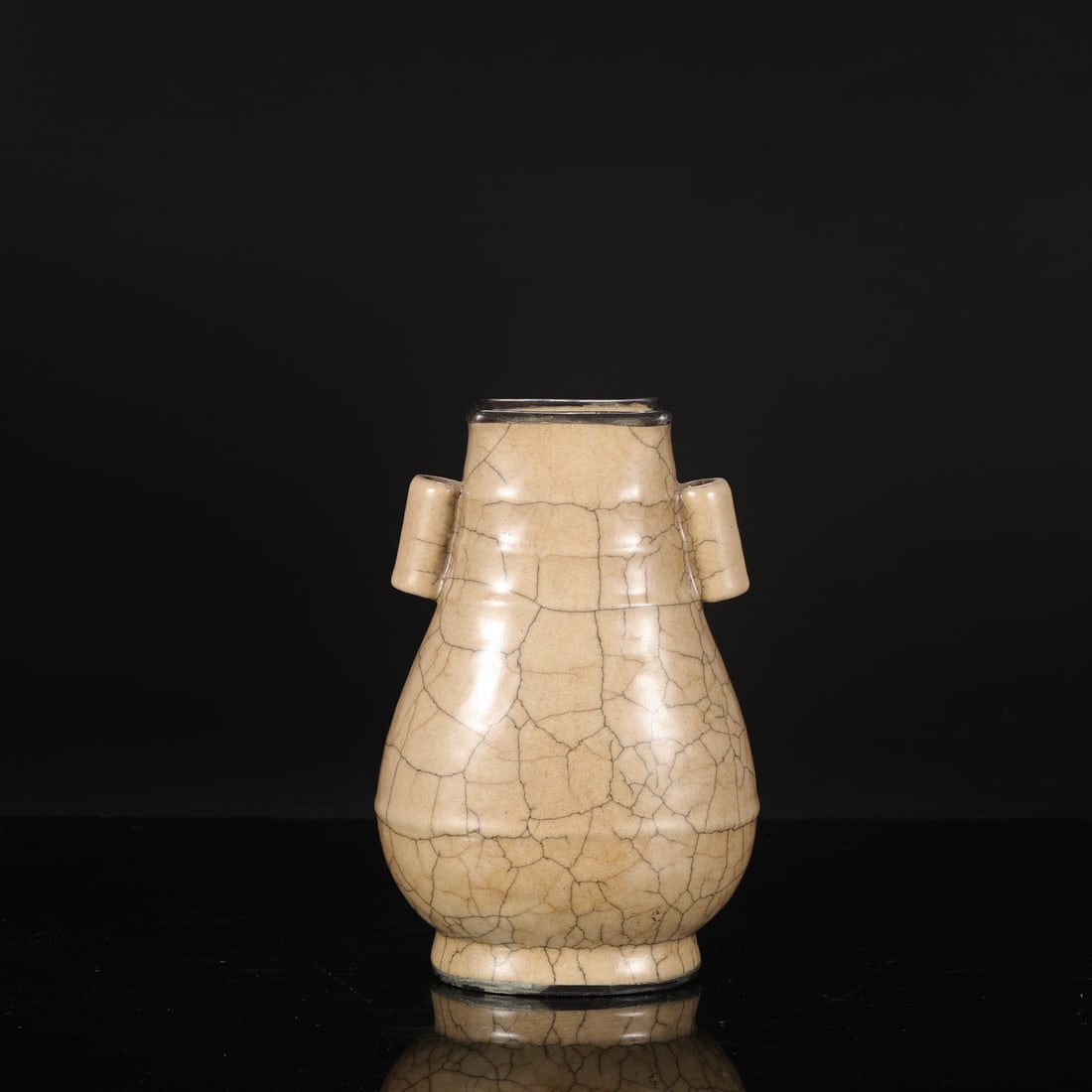 A large Northern Song Dynasty Ge ware vase with a beige glaze and silver inlay, from a collection.: Dimensions: Height 23 cm, Mouth diameter 8 cm, Belly diameter 14 cm.